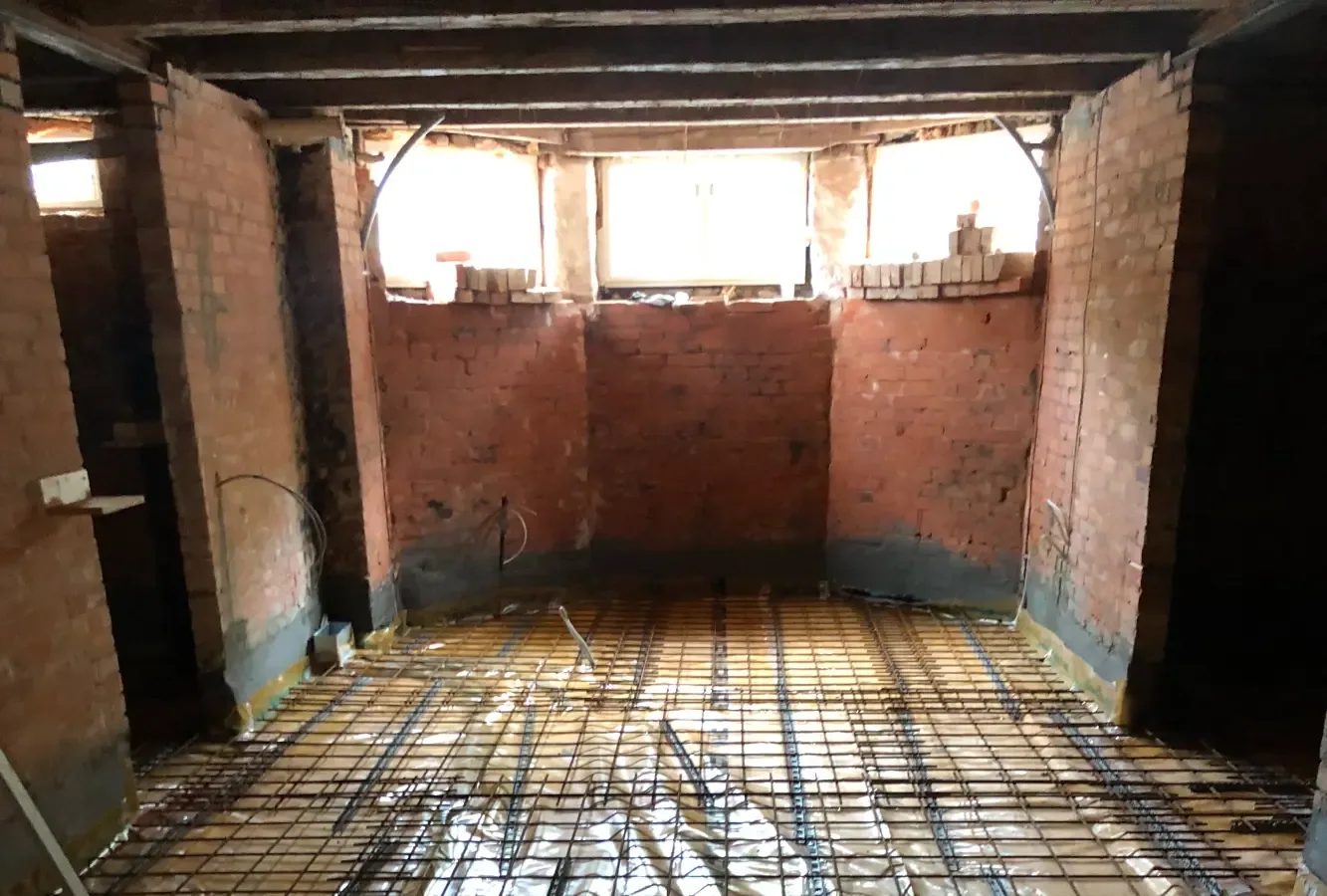 Rå kælder før fugtsikring og renovering – murstensvægge, fugtspærre og armeringsnet til nyt gulv, Helsingør